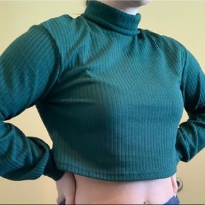 Green cropped turtle neck shirt